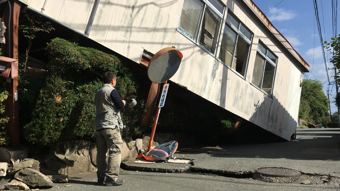 被害を拡大した耐震化の遅れと今も続く厳しい地滑り現場の捜索